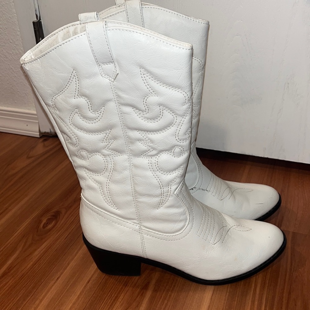 Mid length cow boy boots